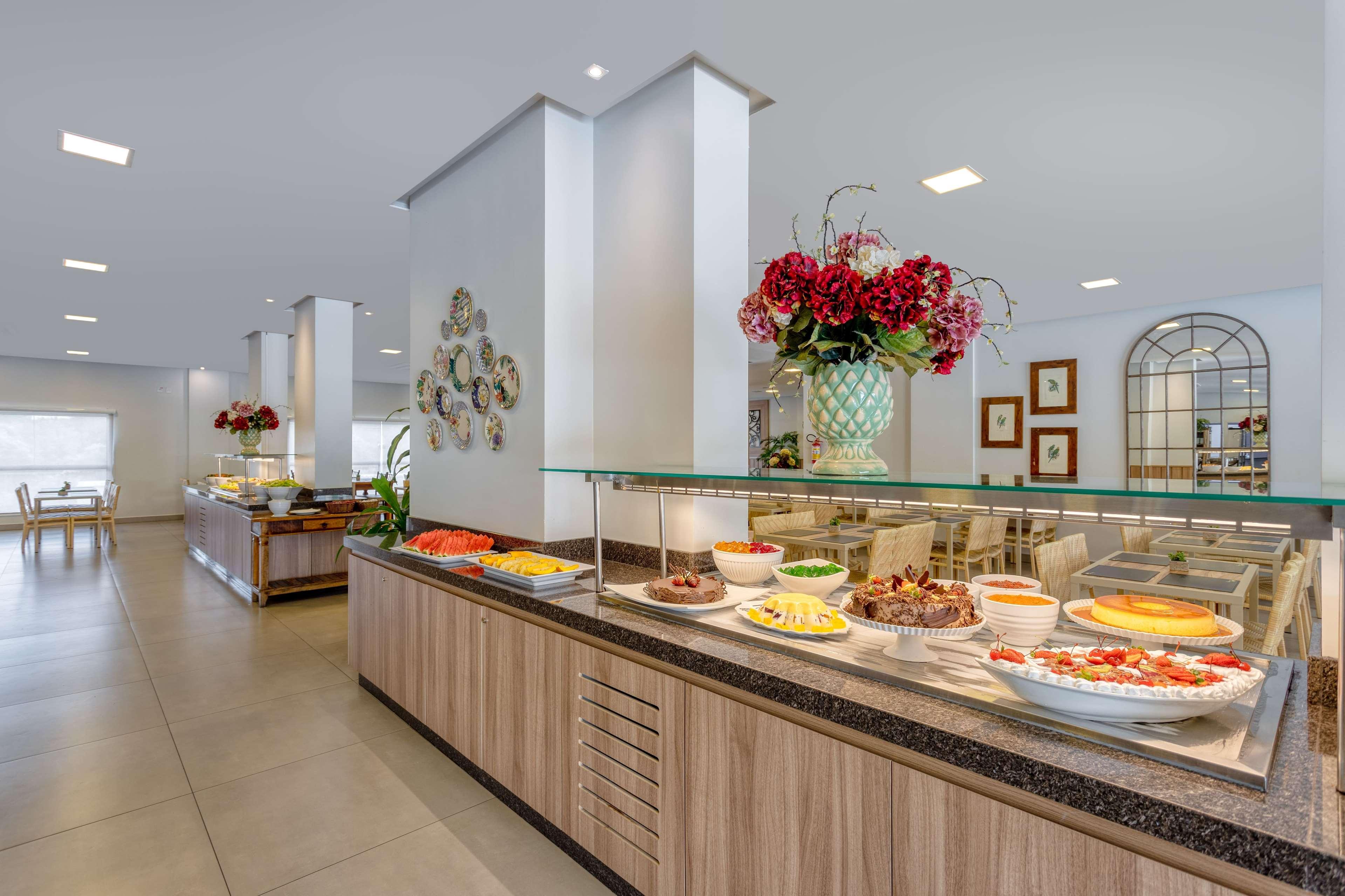 Wyndham Olimpia Royal Hotels Exteriör bild Buffet at a hotel