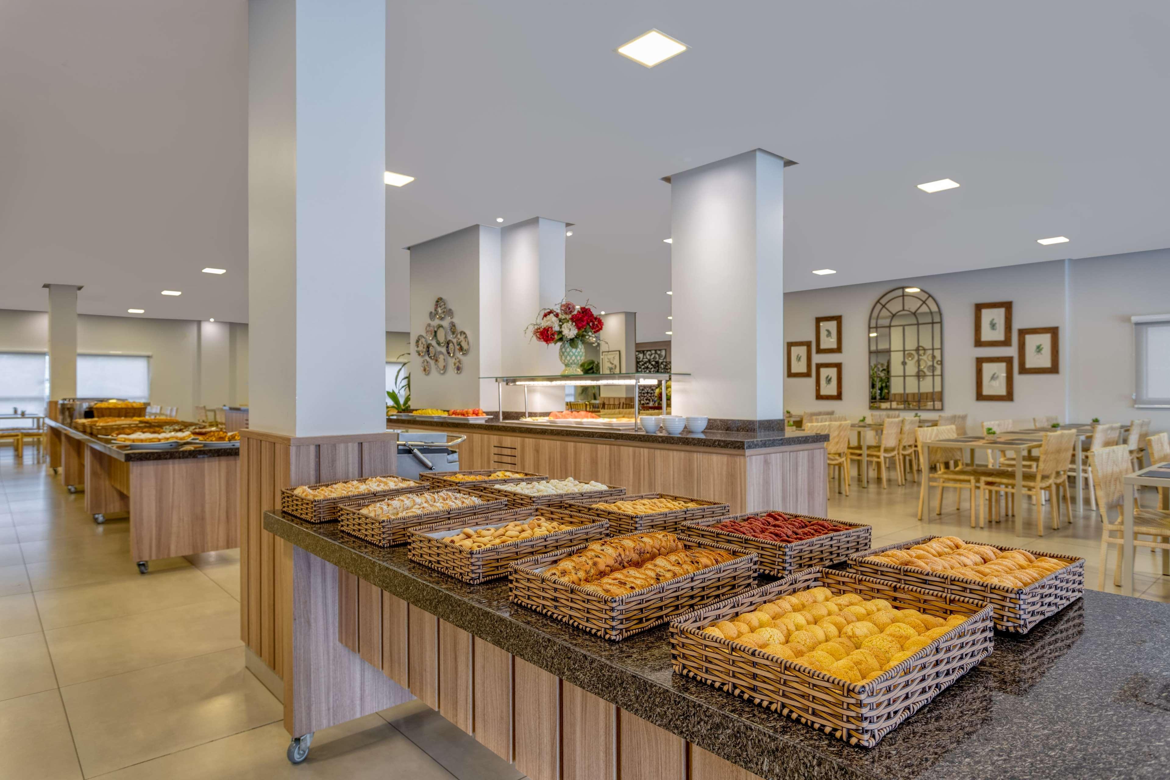 Wyndham Olimpia Royal Hotels Exteriör bild A buffet at a hotel