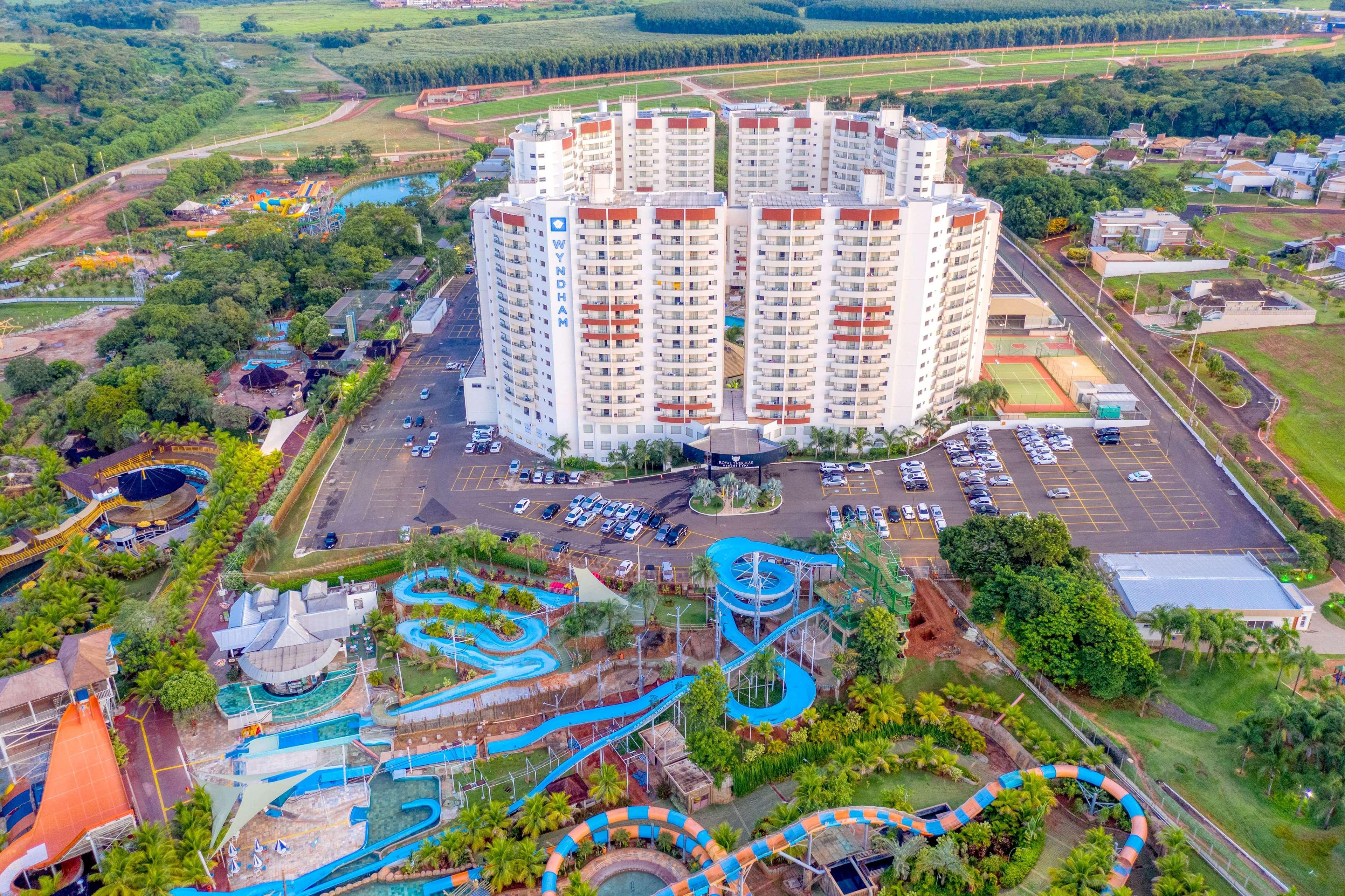 Wyndham Olimpia Royal Hotels Exteriör bild Aerial view of the hotel and water park