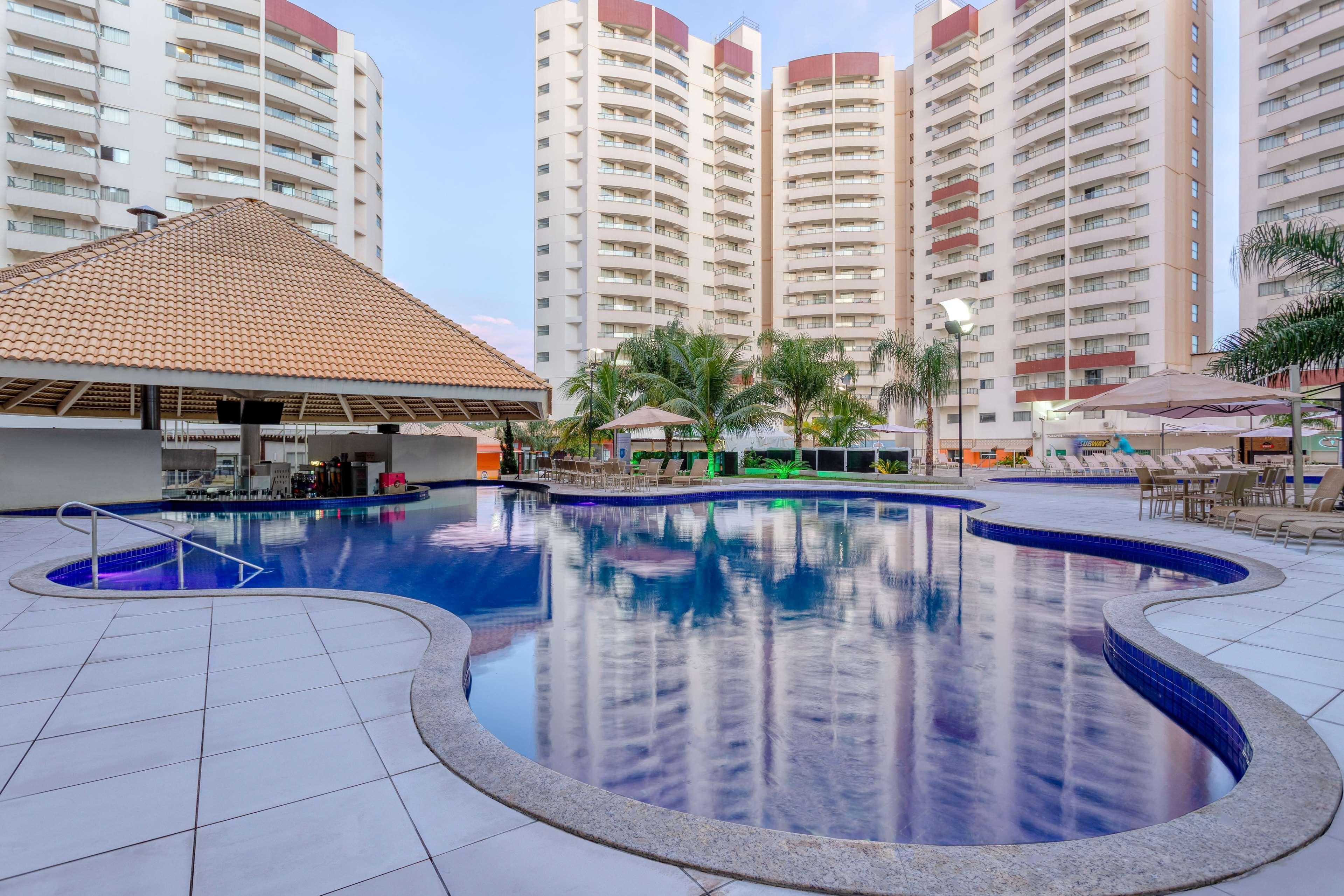 Wyndham Olimpia Royal Hotels Exteriör bild The swimming pool at the hotel