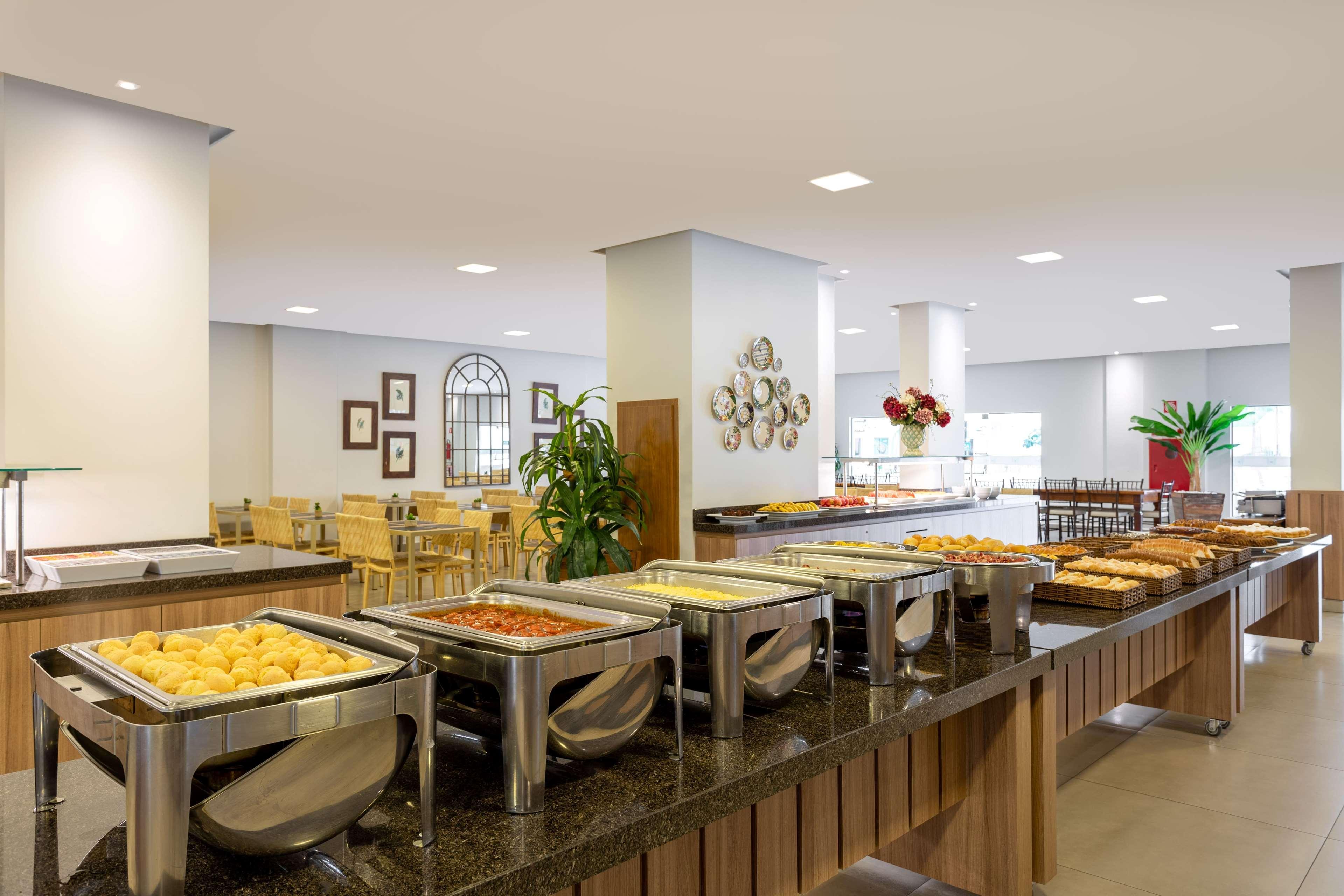 Wyndham Olimpia Royal Hotels Exteriör bild Buffet at a hotel