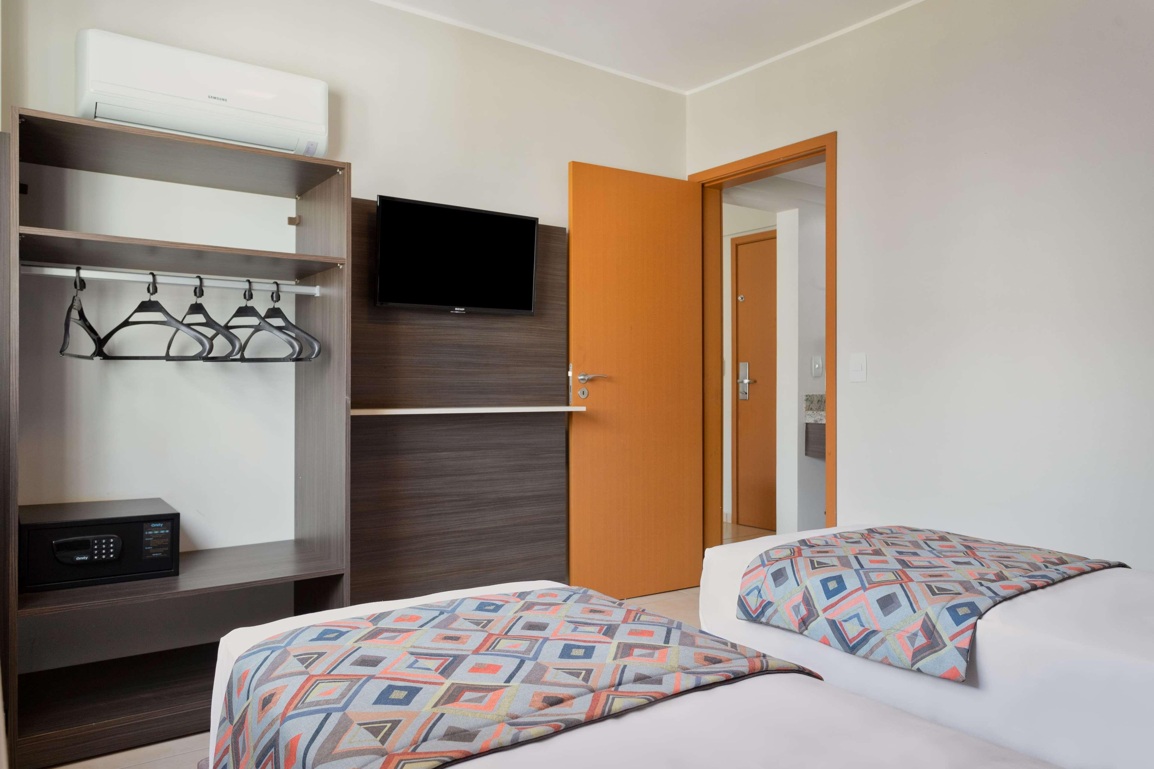 Wyndham Olimpia Royal Hotels Exteriör bild A typical room at a Holiday Inn Express